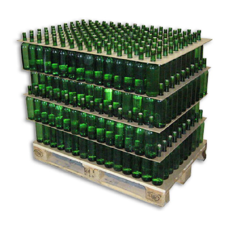 Palets con botellas de vino para transporte y logística en bodegas