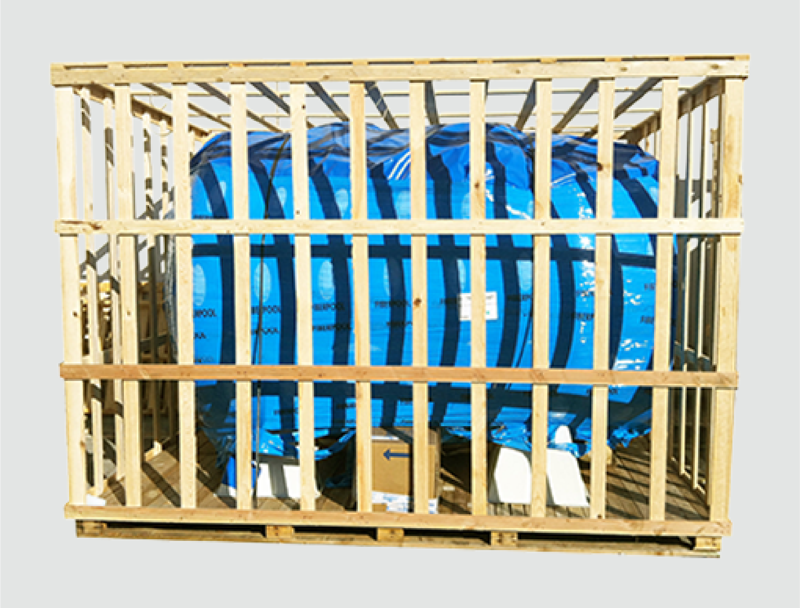 jaula de madera con maquinaria pesada