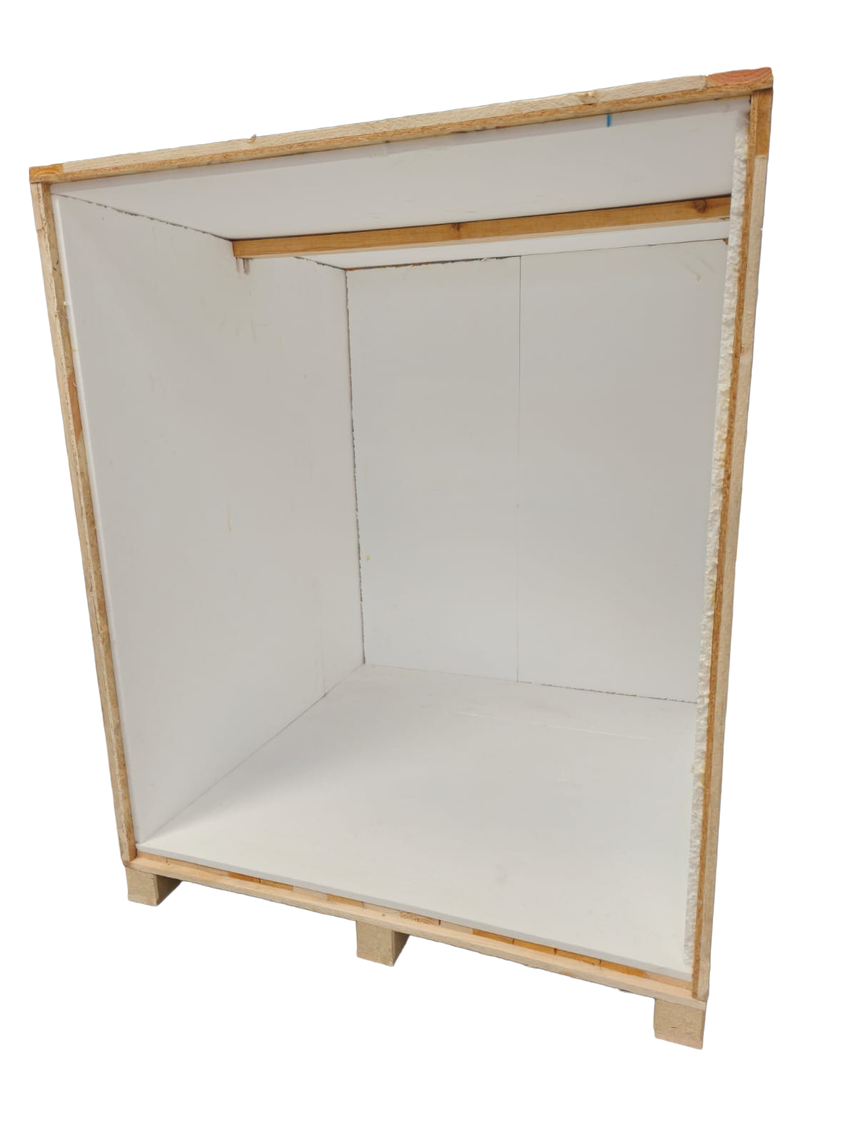 Protección interior para embalaje industrial con paneles protectores dentro de una estructura de madera para transporte de mercancías.