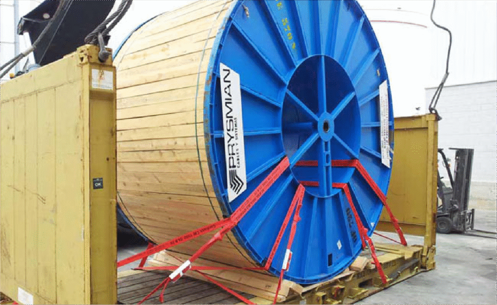 Trincaje de cargas con cinchas para asegurar bobina industrial sobre plataforma de transporte