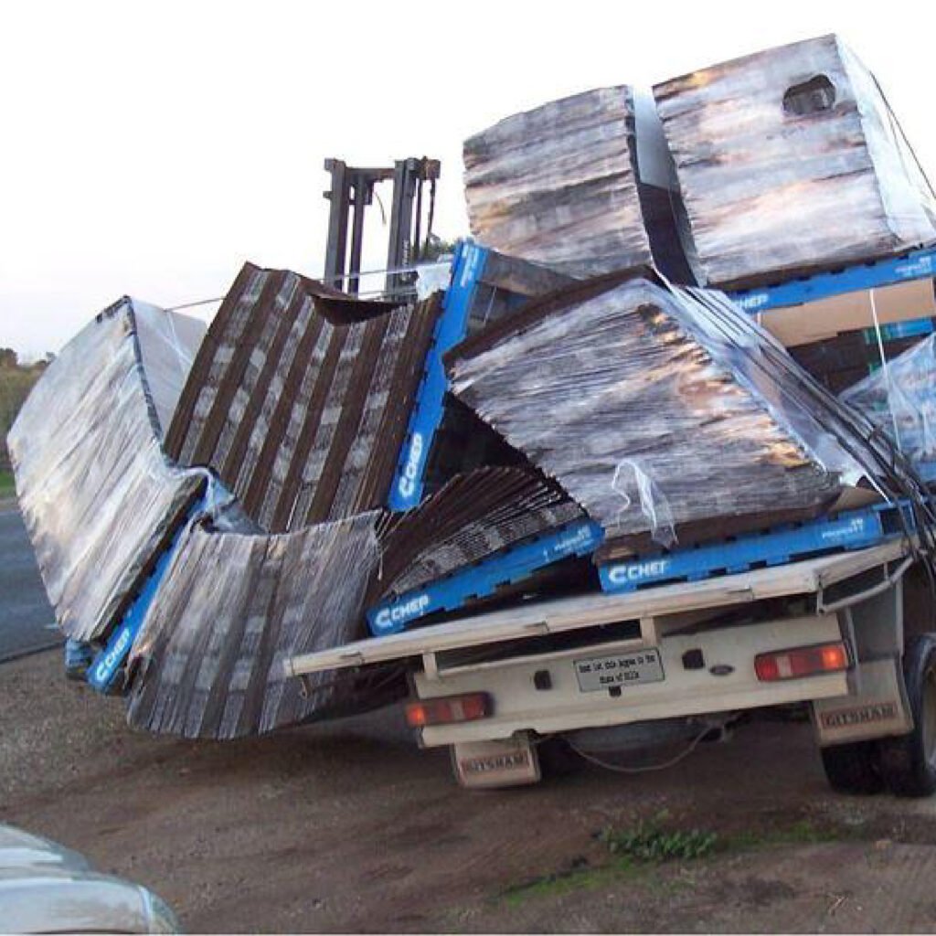 Carga mal asegurada en transporte con mercancía desplazada por falta de trincaje