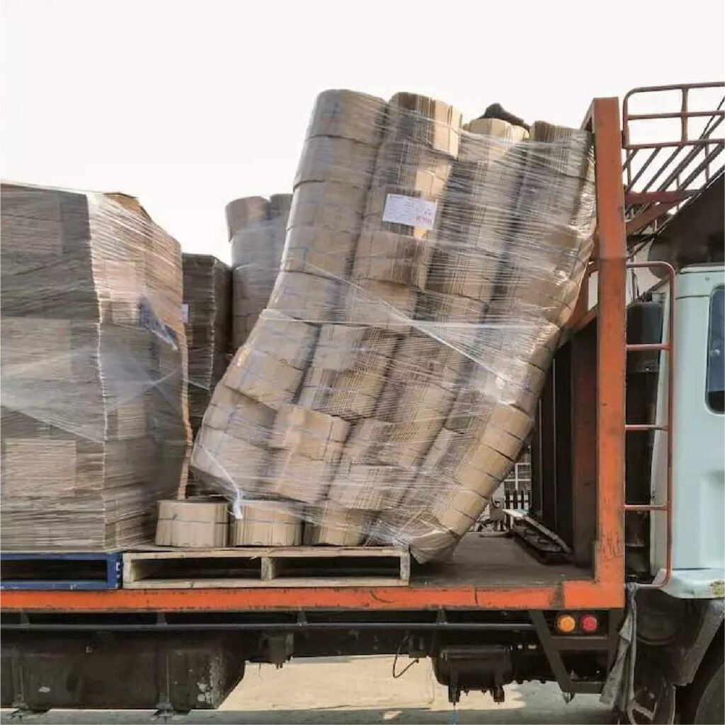 Carga mal asegurada en palets con mercancía inclinada por falta de trincaje y mala estabilización