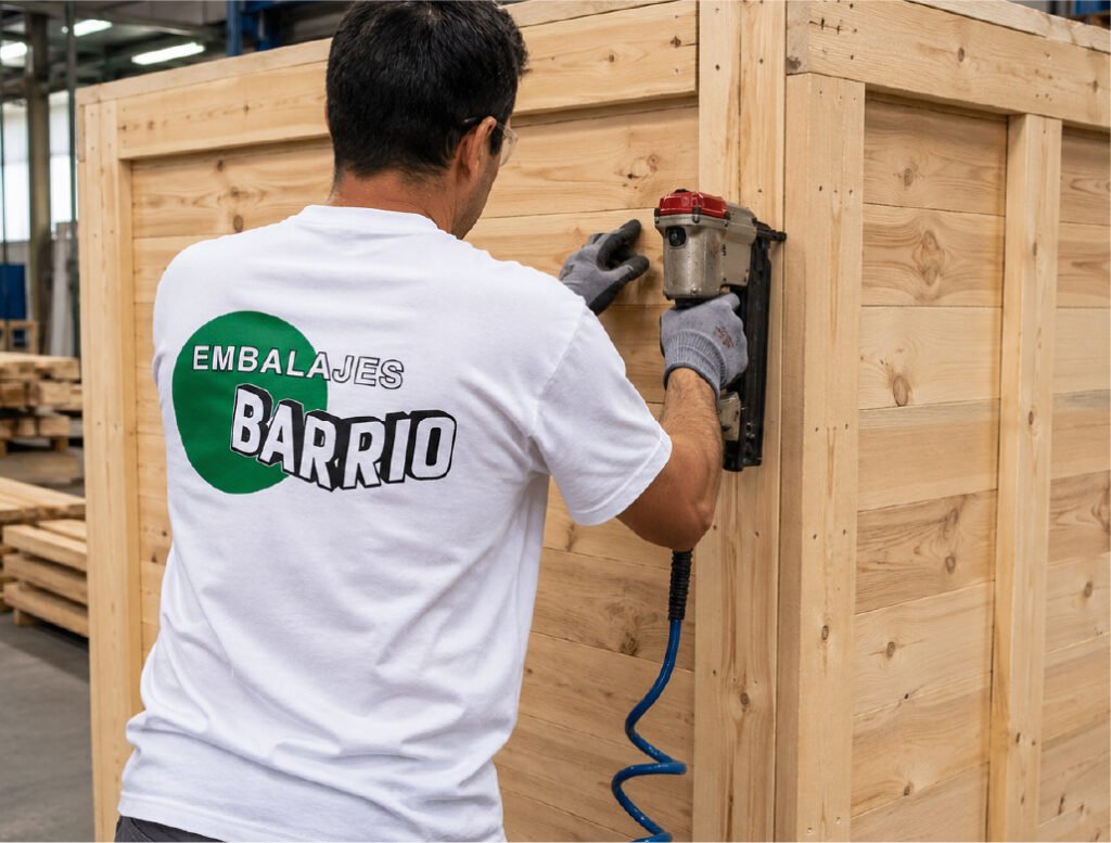 Trabajador de Embalajes Barrio realizando servicios de embalaje en una caja de madera industrial
